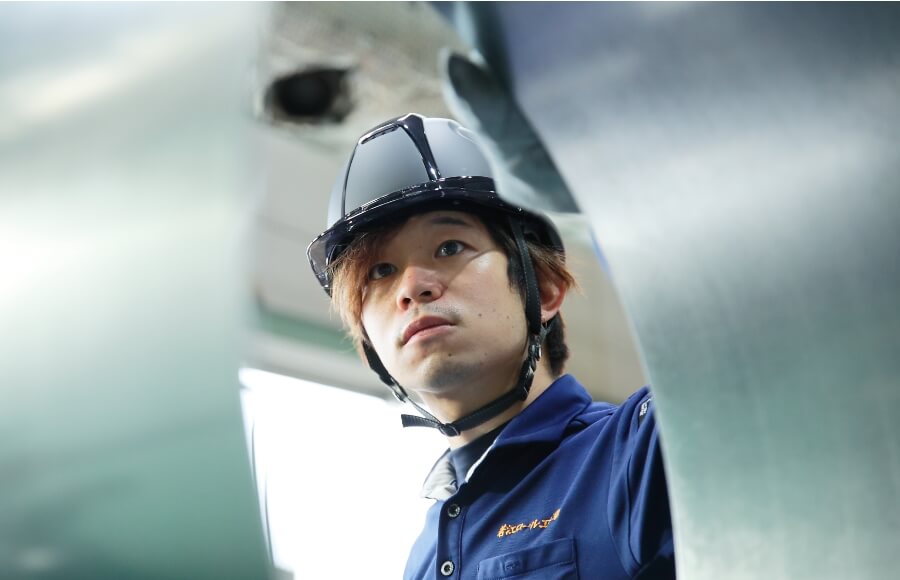 金属曲げ加工の様子