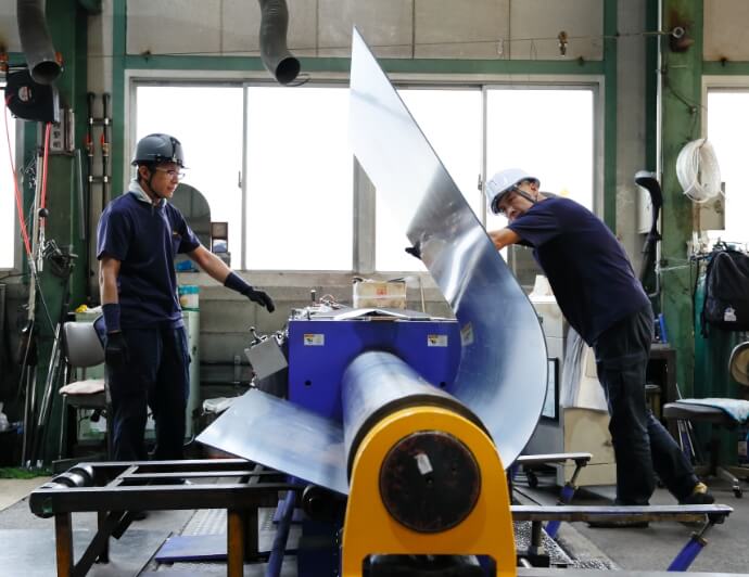 金属曲げ加工の様子