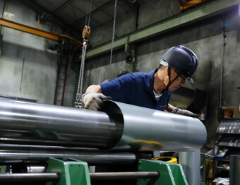 金属曲げ加工の様子